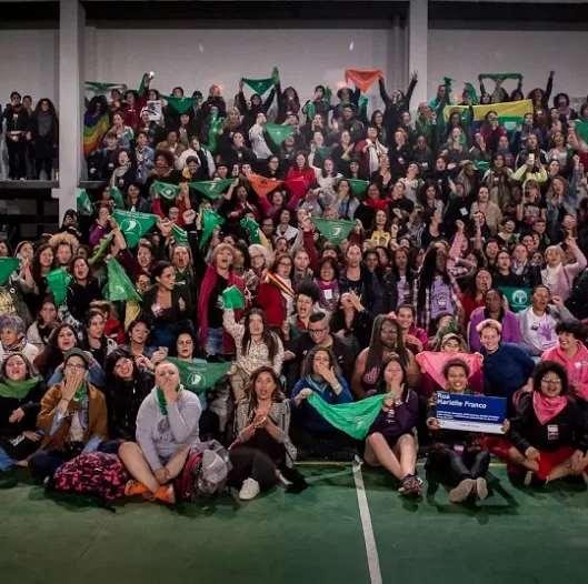 Coletivo de mulheres reunidas em atividade