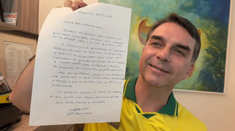 Flávio exibe a carta que teria sido escrita por seu pai, Jair Bolsonaro