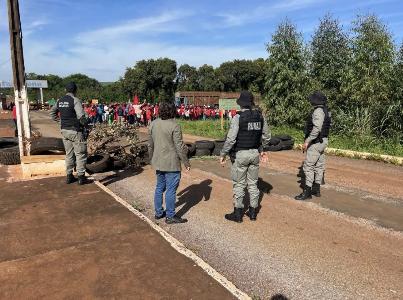 Policiais militares impedem acesso de manifestante a protesto do MST na Usina Santa Helena, em Santa Helena de Goiás (GO)