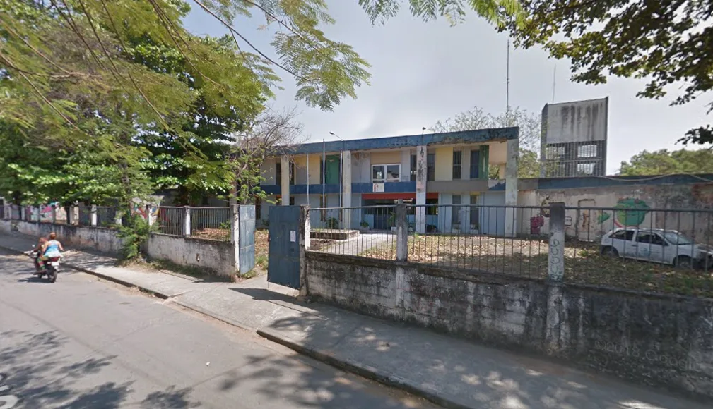 Prédio da Fundação para a Infância e Adolescência (FIA) na Praça Silvinha Telles, em Padre Miguel