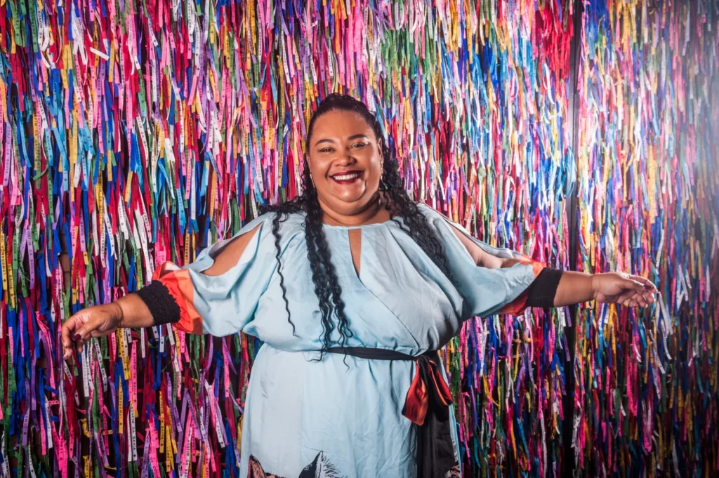À frente do Altar Cozinha Afro Pop Ancestral, Carmem Virgínia leva os saberes dos orixás para o centro da gastronomia brasileira