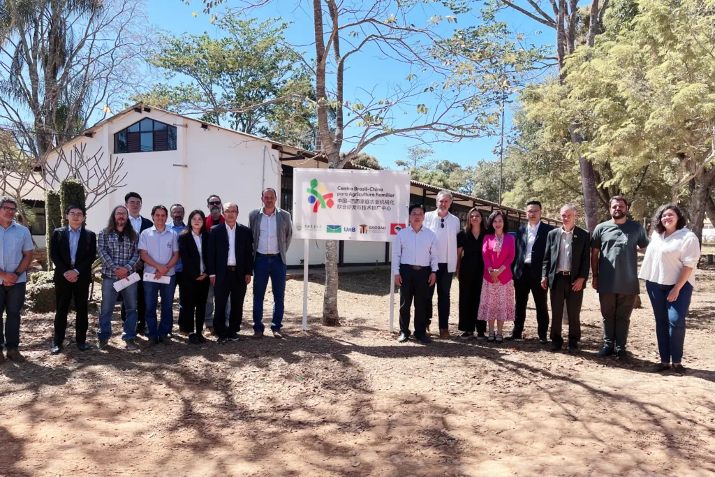 Representantes da Universidade Agrícola da China, Universidade de Brasília e Baobab, durante inauguração do Centro Brasil-China para Agricultura Familiar, em julho de 2024