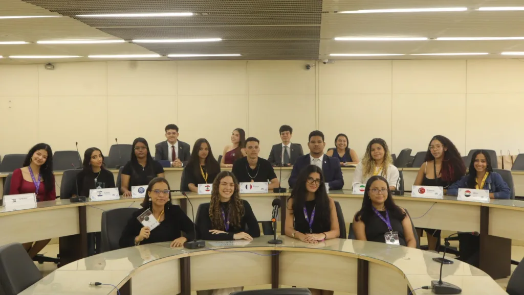 Jovens do ensino médio se reúnem em atividades de simulação da ONU em escolas no Recife (PE)