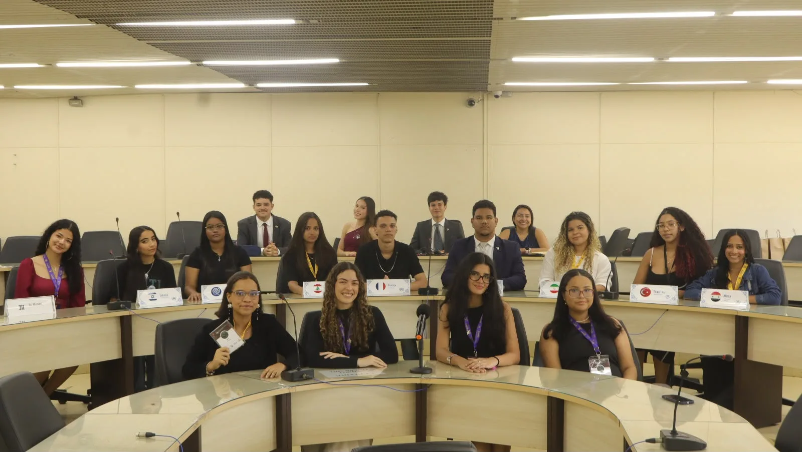 Jovens do ensino médio se reúnem em atividades de simulação da ONU em escolas no Recife (PE)