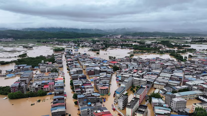 inundação na vila de Pingshan após as fortes chuvas trazidas pelo tufão Maysak, em Hangzhou, Região Autônoma de Guangxi Zhuang, China, em 6 de julho de 2026.