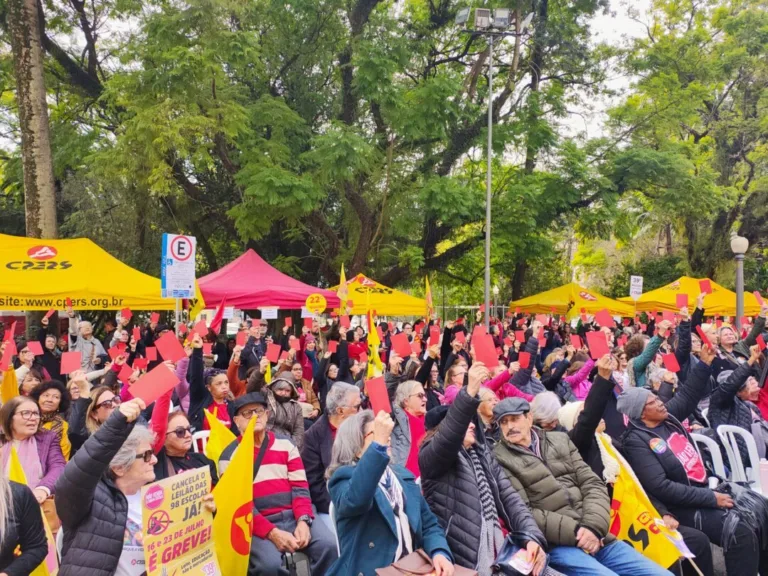 Assembleia foi realizada nesta sexta-feira (10), na Praça da Matriz, em Porto Alegre