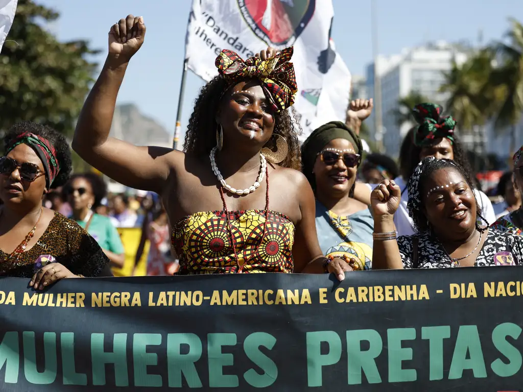 Marcha das Mulheres Negras ocupa praia de Copacabana contra o racismo, por reparação e bem viver neste domingo (26)
