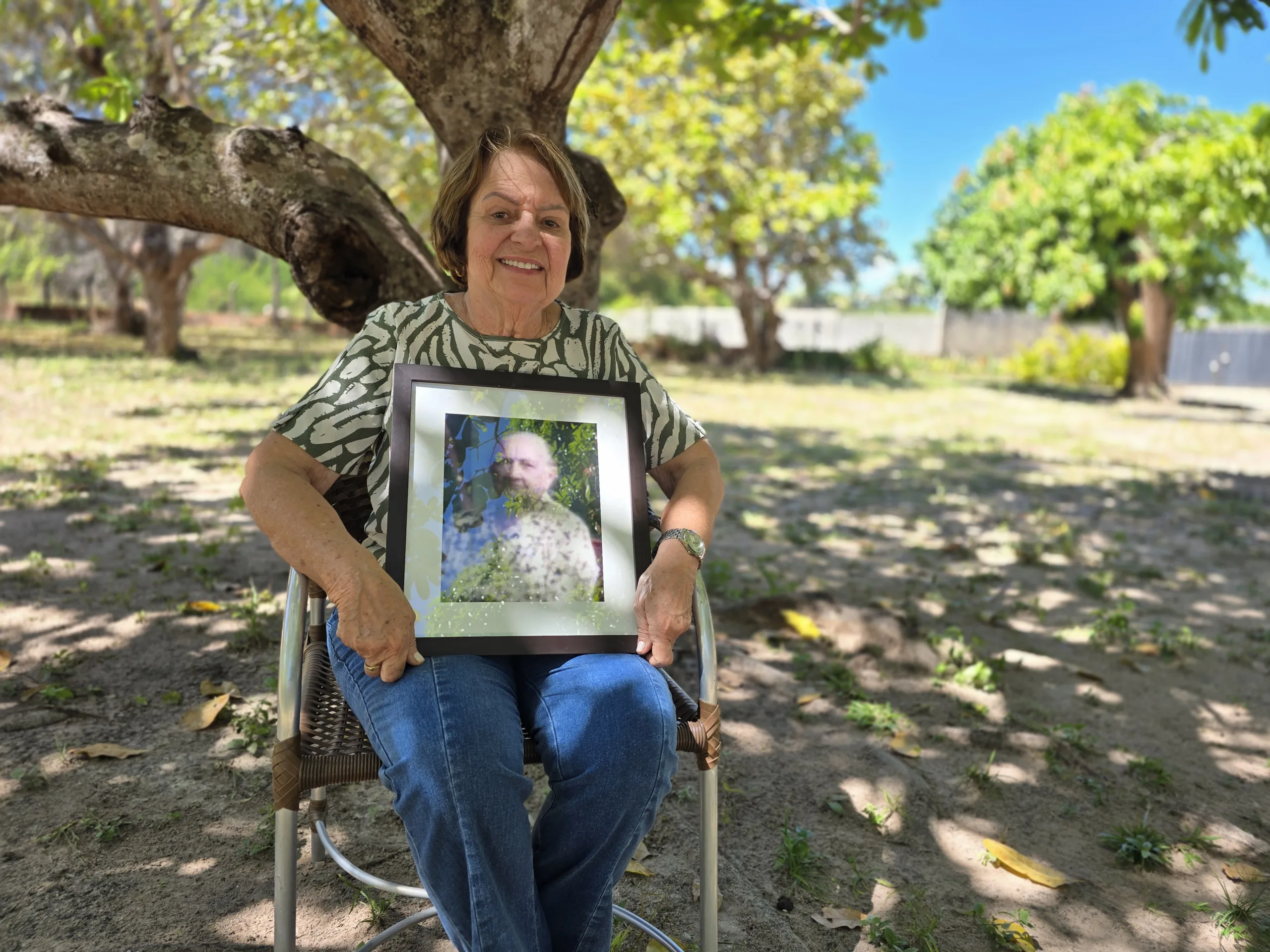 A neta Dóris Portela com foto de Maria Portela Veloso, pioneira da cajuína