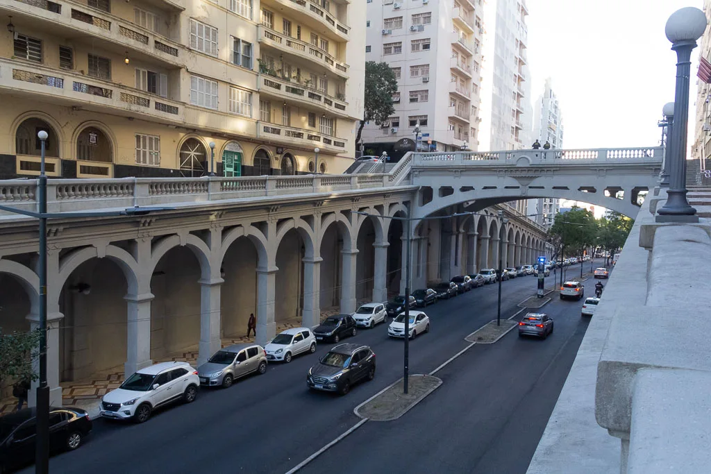 No entorno de onde hoje está o Viaduto Otávio Rocha existia o Beco do Poço
