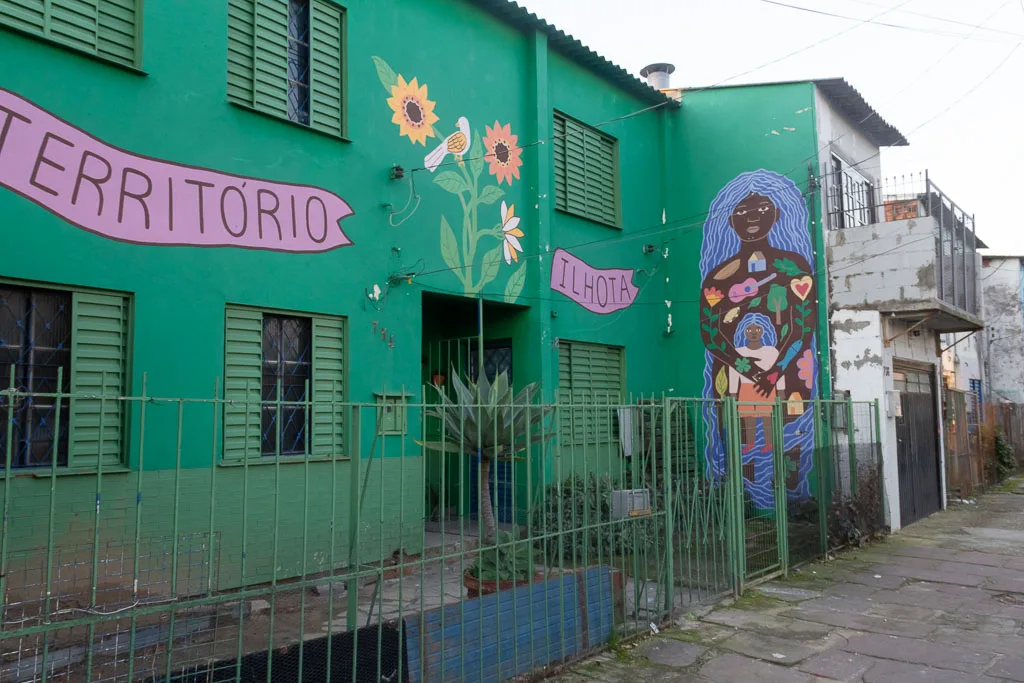 Pintura em prédio na Ilhota