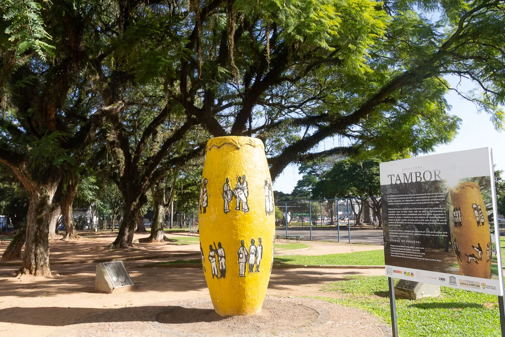 Tambor amarelo em referencia a Oxum está na praça Brigadeiro Sampaio, ressignificando o local onde ocorriam enforcamentos de escravizados