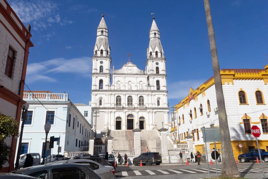 Onde hoje é a Igreja das Dores ficava um pelourinho, onde ocorriam castigos físicos, execuções e a venda de pessoas escravizadas