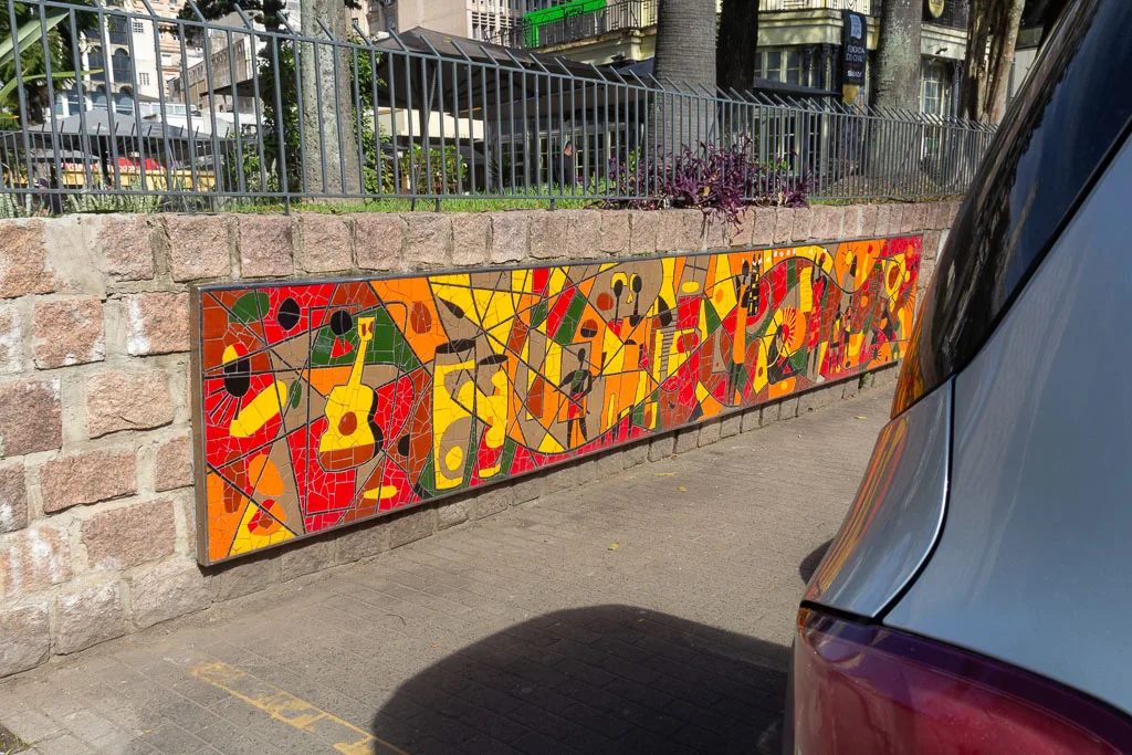 Painel Afro-brasileiro, que integra o Museu de Percurso do Negro em Porto Alegre, hoje frequentemente fica escondido por veículos de estacionamento rotativo