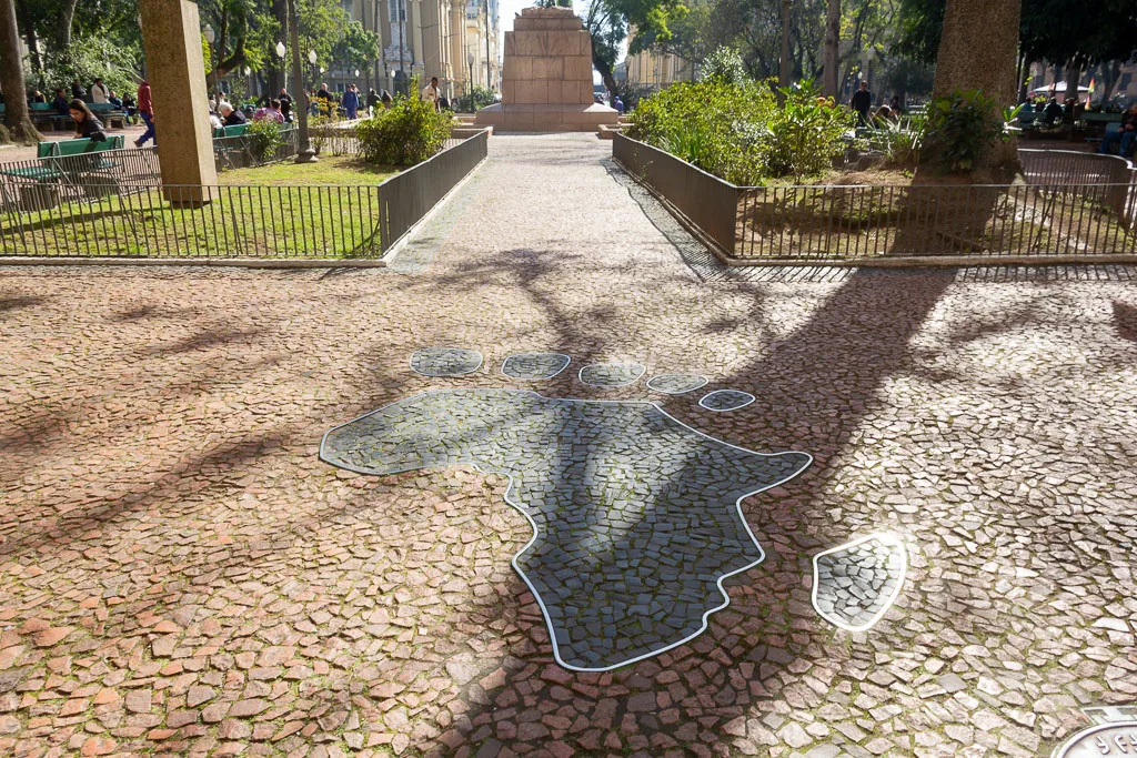 Pegada Africana, na Praça da Alfandega, antiga Praça da Quitanda, reafirma os povos afrodescendentes na construção e na história de Porto Alegre