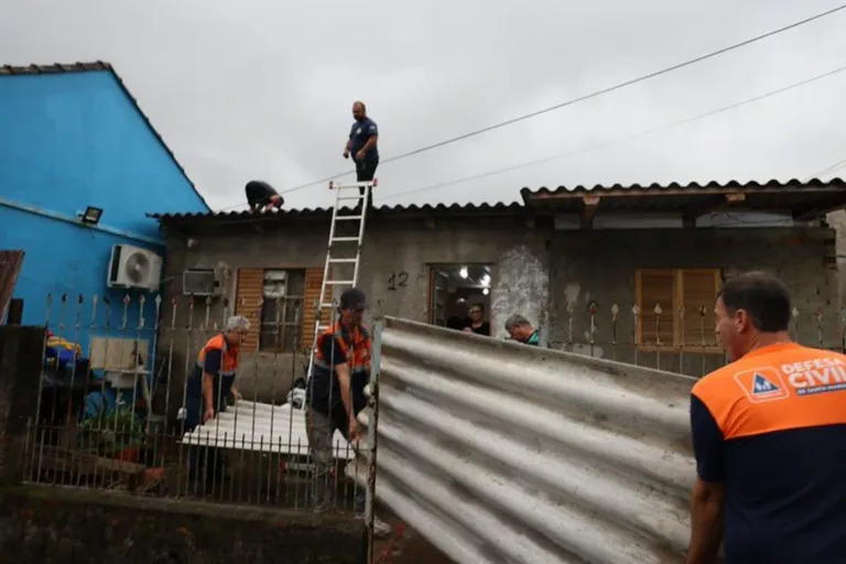 Vendavais e chuvas atingem dezenas de cidades e deixam 19 pessoas desalojadas no RS