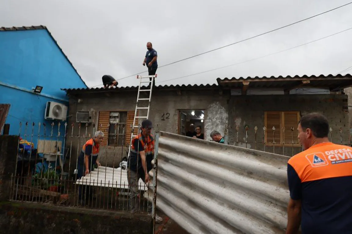 Equipes da Defesa Civil de Santa Maria atuam em uma das residências danificadas pelos temporais