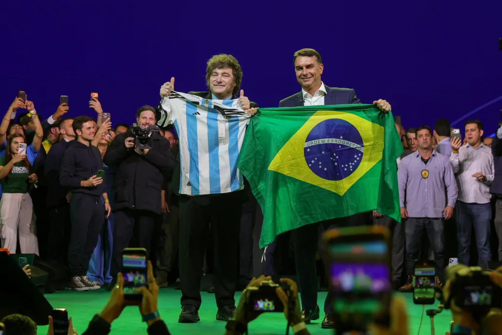 Javier Milei e Flávio Bolsonaro durante a convenção do Partido Liberal (PL) para lançamento da candidatura de 2026