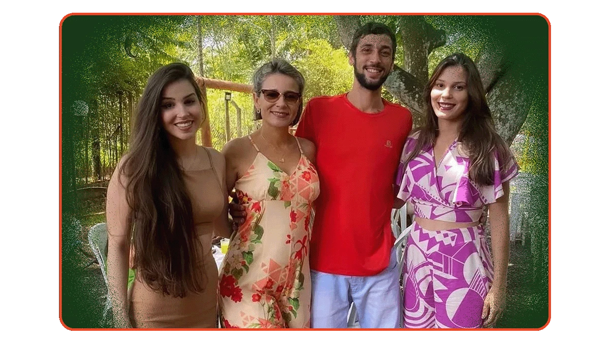 Vânia de Souza Borges ao centro ao lado de seu filho, Rafael