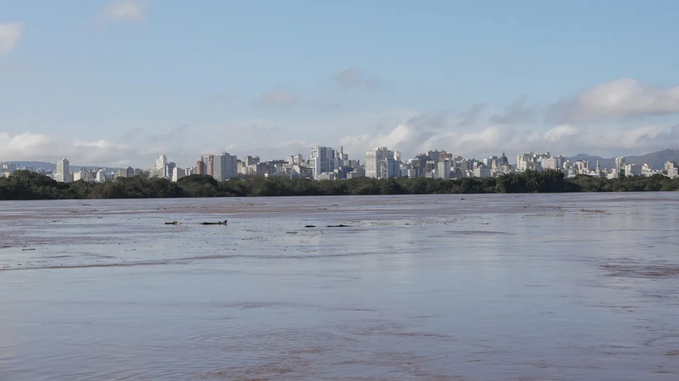 Guaíba alcançou a faixa de alerta no Cais Mauá e seguia em elevação nesta sexta-feira (31)