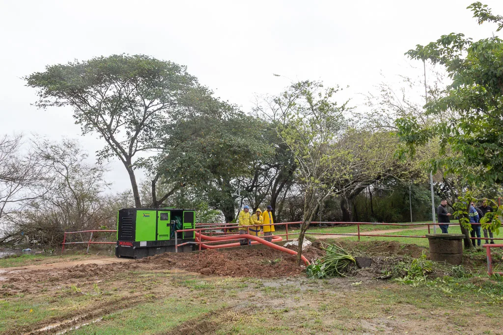 Canal que liga a rede pluvial ao Guaíba foi bloqueado no Guarujá e uma bomba móvel foi instalada para escoar a água nesta quinta-feira (23)