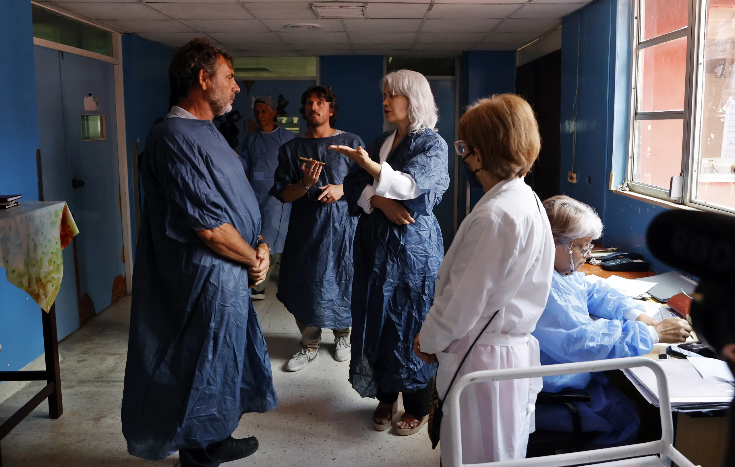 HAB01 HAVANA (CUBA). – Integrantes da organização humanitária Open Arms participam de uma visita por diferentes áreas do Hospital Pediátrico Juan Manuel Márquez, em Havana, onde chegaram com uma doação de sete toneladas de ajuda humanitária (equipamentos fotovoltaicos, insumos médicos e livros) para reforçar a autonomia energética da unidade de terapia intensiva.