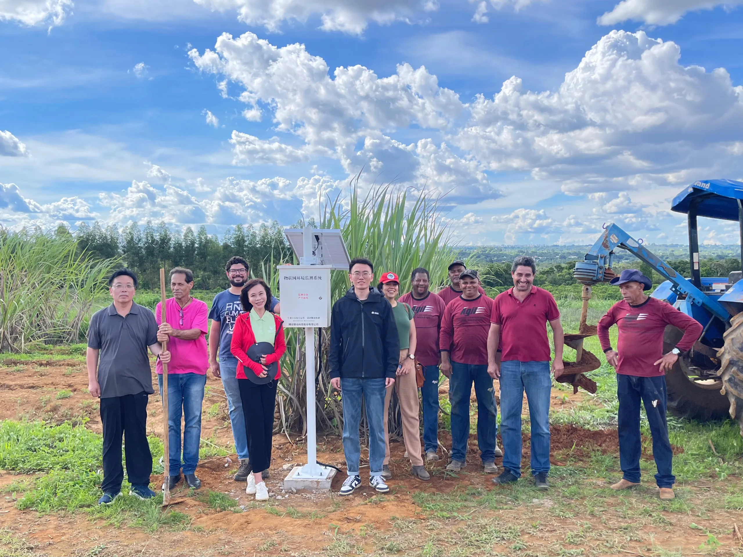 Equipes da Universidade Agrícola da China, UnB e do MST na Fazenda Água Limpa.