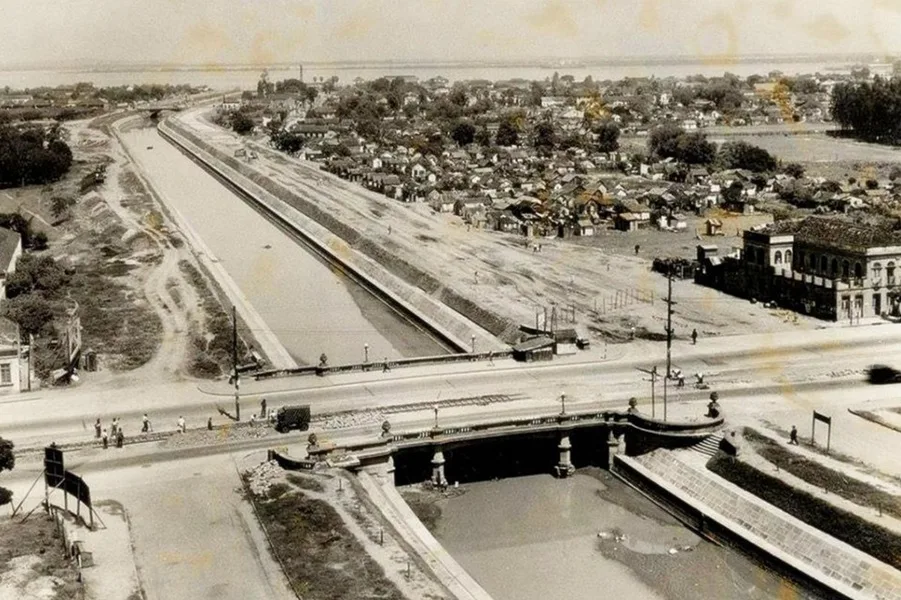 Obras de retificação do Arroio Dilúvio; no canto superior direito, casas da Ilhota que vieram a ser removidas a partir dos anos 1960