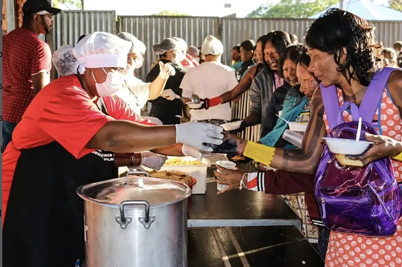 Favela Gastronômica: cozinha solidária no DF busca diálogo para reverter notificação da Vigilância Sanitária