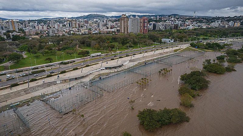 Orla do Guaíba alagada em enchente passada na região central de Porto Alegre