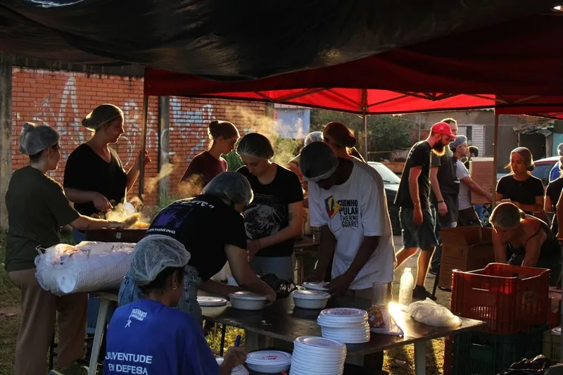 Cozinha solidária: prática cotidiana que mistura afeto, memória e disputa por autonomia nos territórios