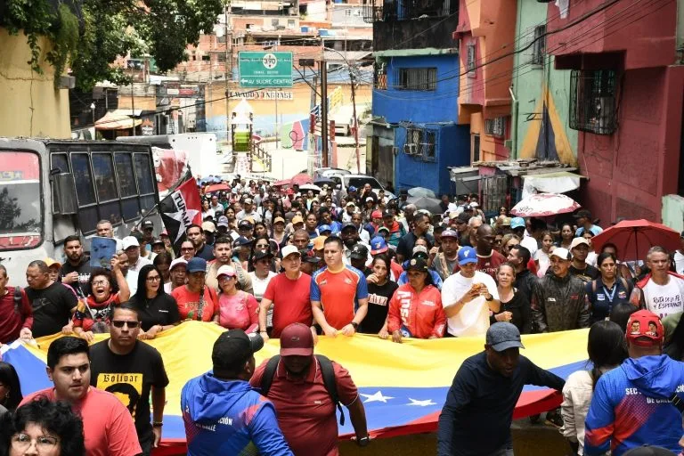 Cinco marchas saíram de diferentes localidades da capital e se concentraram no bairro 23 de Enero.