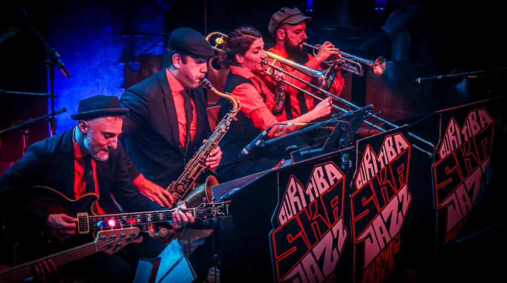 banda tocando em apresentação no teatro