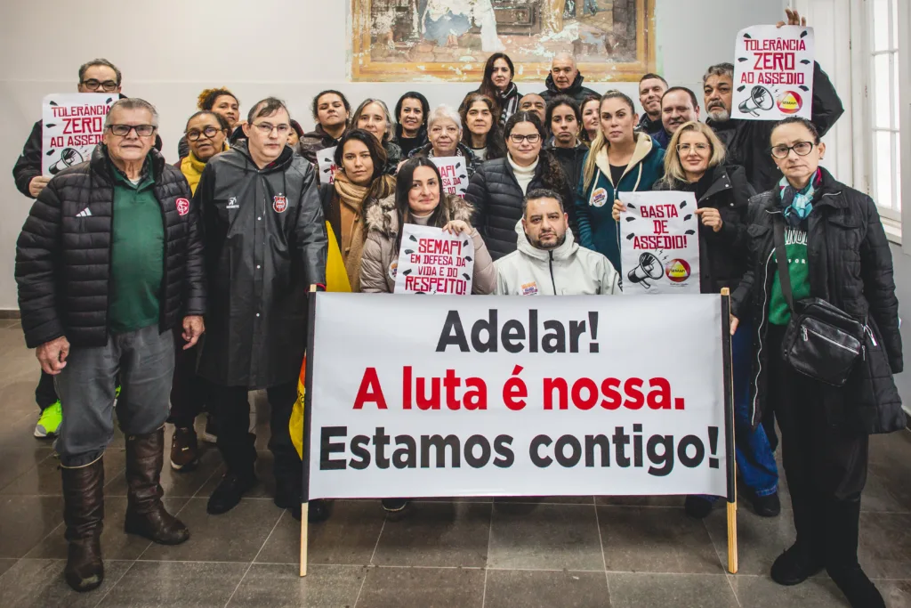 Manifestantes se reúnem em frente à sede administrativa da Fase, em Porto Alegre, durante ato convocado pelo Semapi