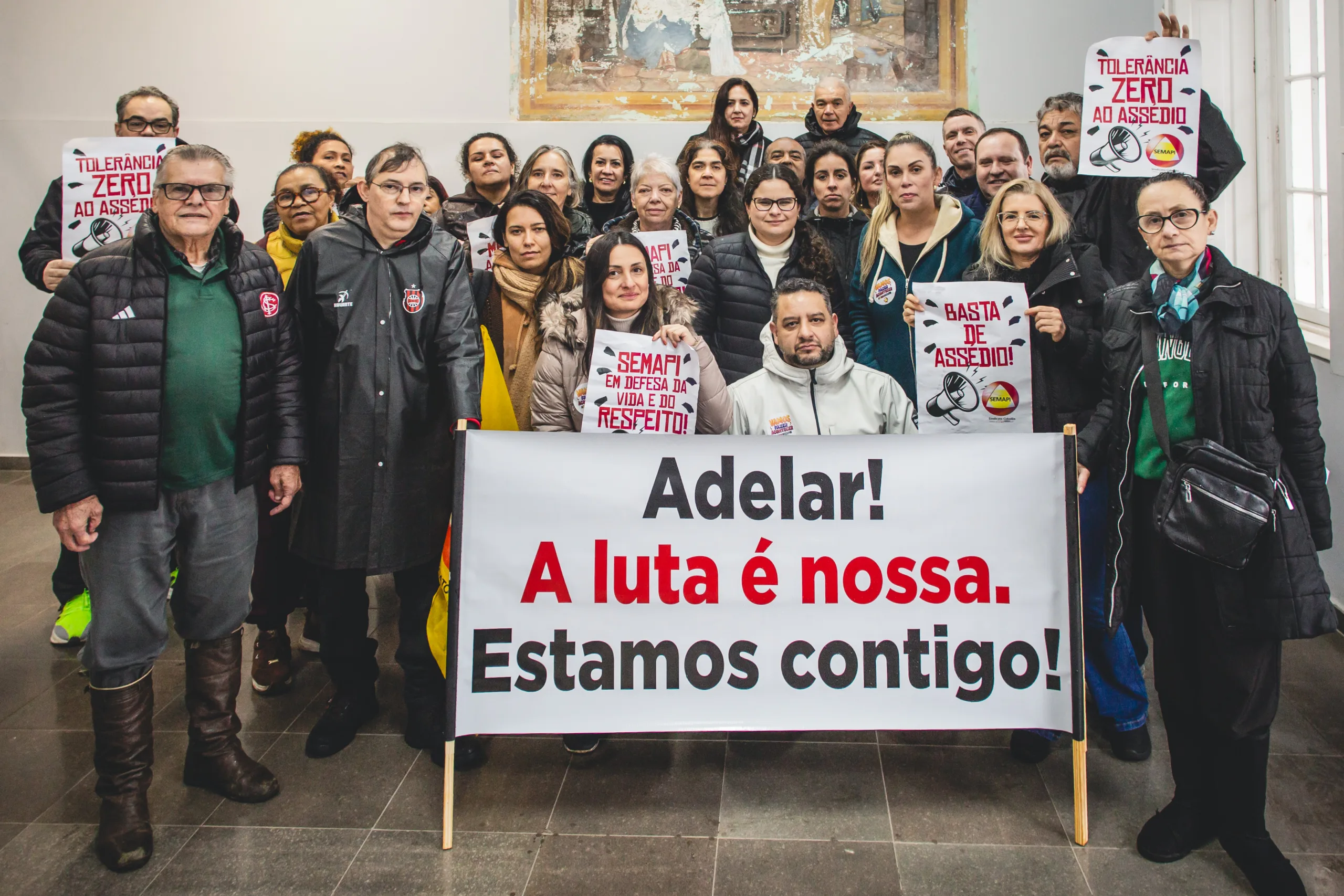 Manifestantes se reúnem em frente à sede administrativa da Fase, em Porto Alegre, durante ato convocado pelo Semapi