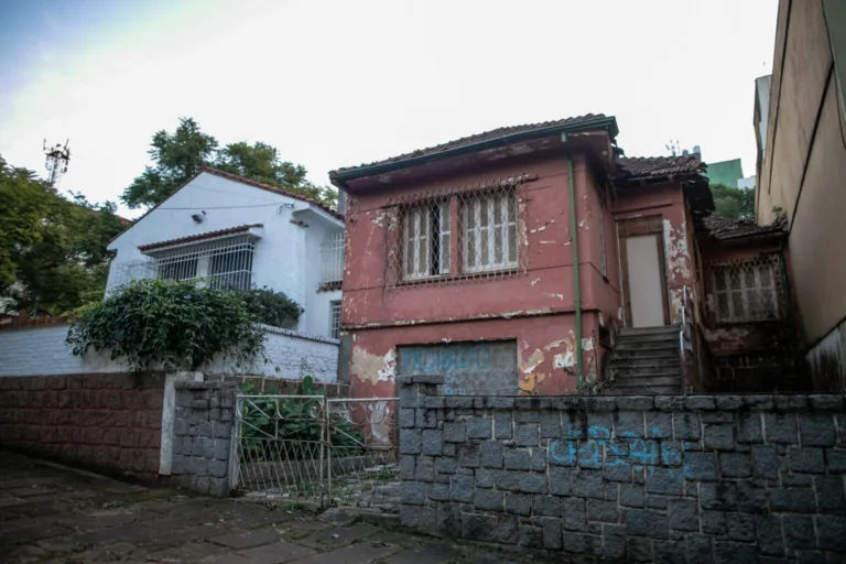 Movimento contesta reforma interna na casa de Dyonélio Machado em Porto Alegre