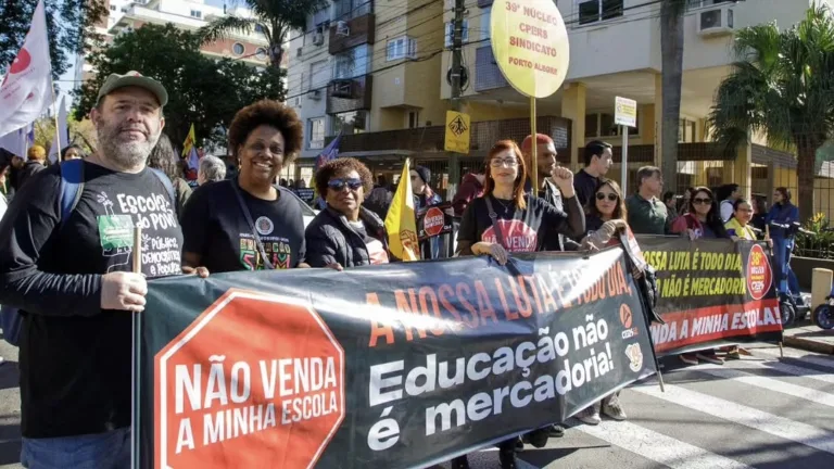 Educadores protestam em Porto Alegre contra PPP de 98 escolas estaduais