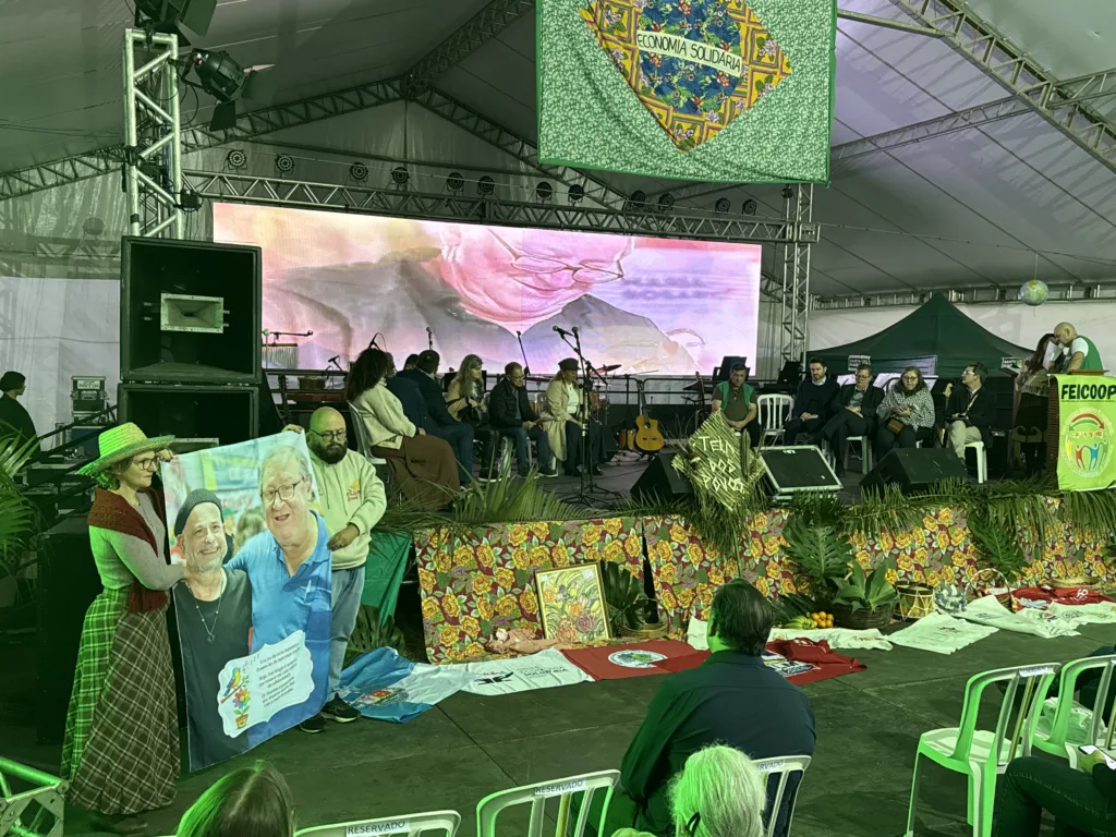 Feicoop homenageou dois lutadores sociais: frei Sérgio, lembrado em vídeo durante a abertura, e o cantor Zé Martins