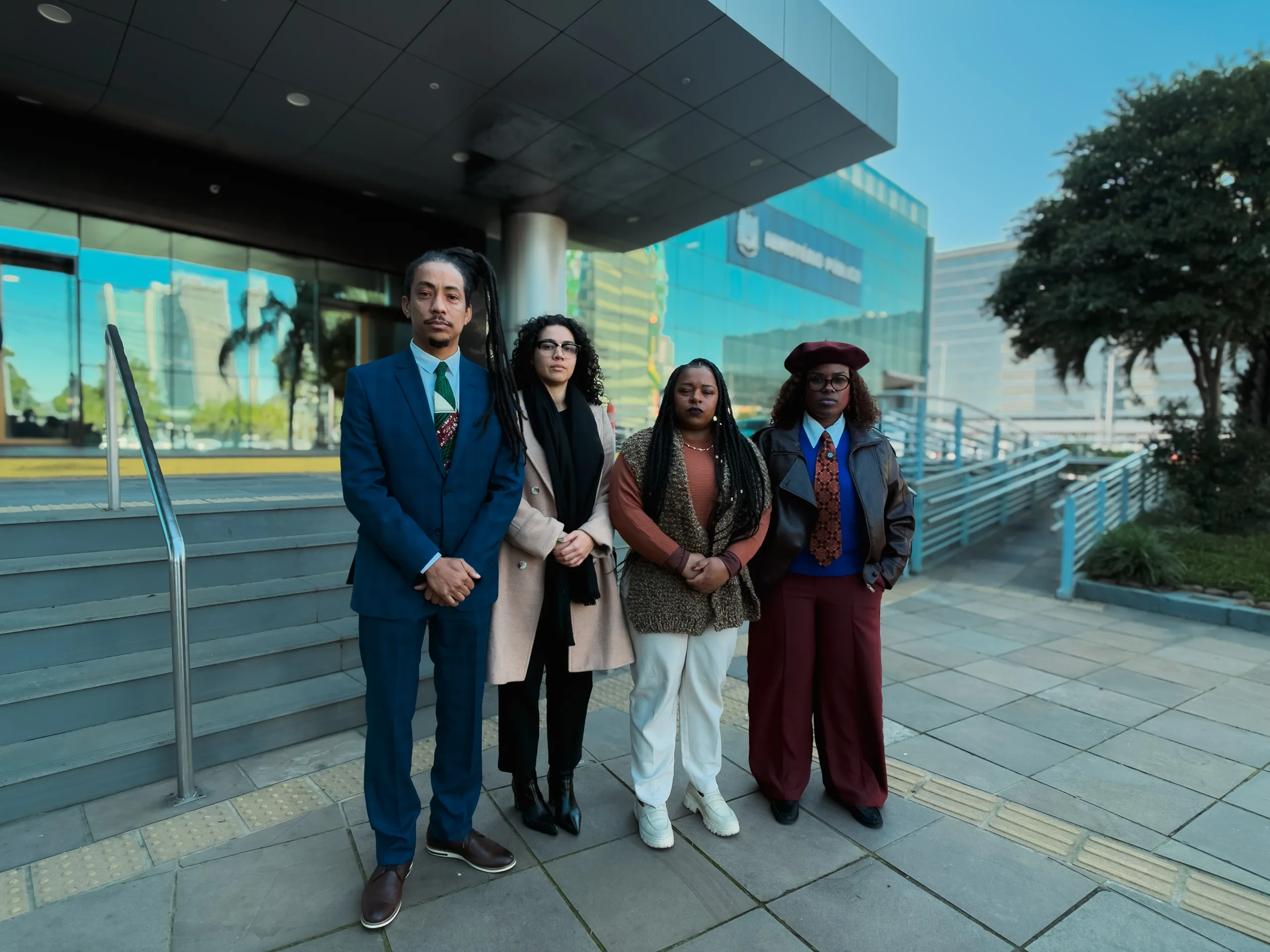 Deputado estadual Matheus Gomes (esq.), advogada Eduarda Garcia, do Instituto Caminho, e as deputadas estaduais Bruna Rodrigues e Laura Sito formalizaram denúncia no MP