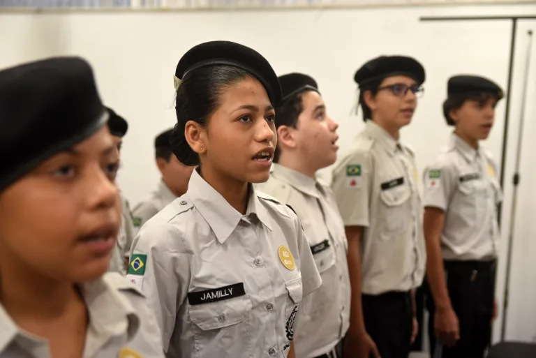 TJMG mantém suspensão de escolas cívico-militares defendidas por Zema e Mateus Simões