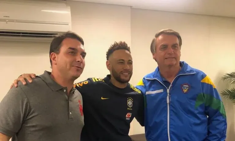Mensagens apreendidas pela PF mostram cobrança de Flávio Bolsonaro e Neymar Pai sobre Vorcaro