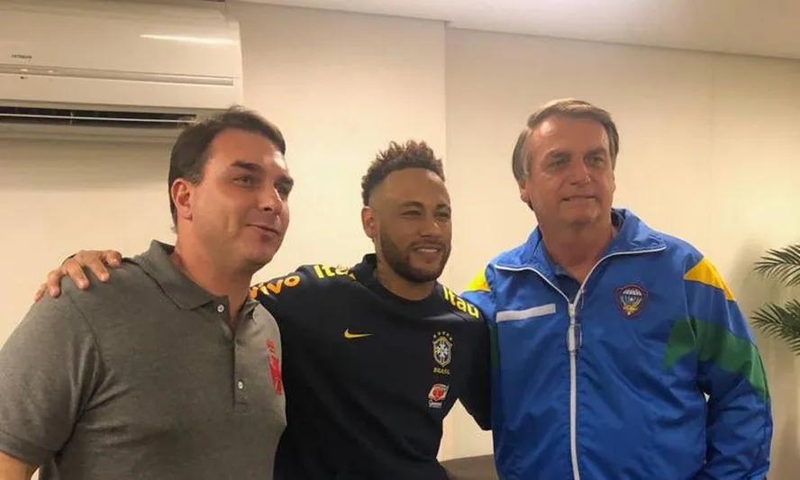 Neymar posa com Jair e Flávio Bolsonaro