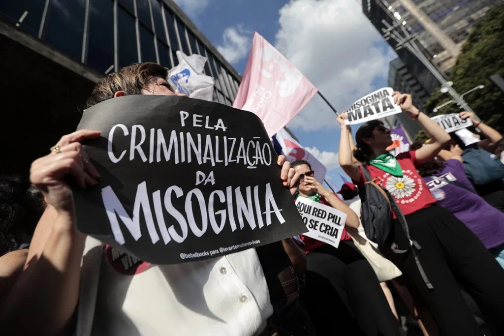 Manifestantes participam do ato Brasil sem Misoginia, no MASP na avenida Paulista.