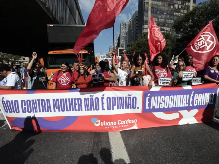 Mulheres vão às ruas pela aprovação do PL da Misoginia neste domingo (2)