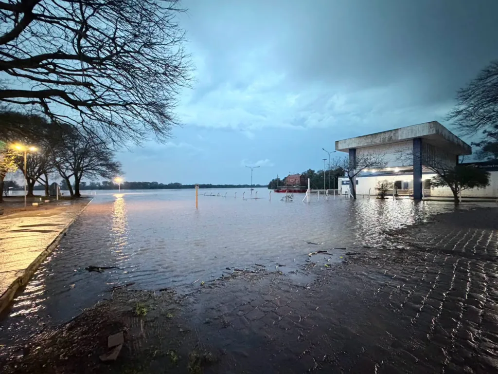 Rio Uruguai permanecia acima da cota de inundação em Itaqui na manhã desta terça-feira (28)