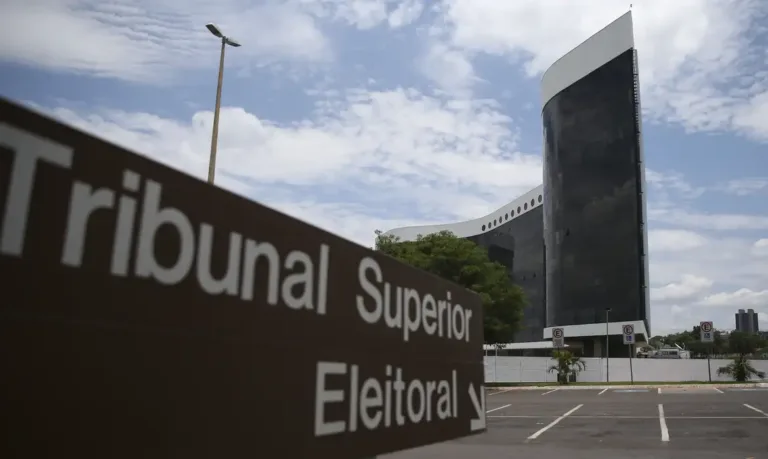 PT aciona TSE contra Flávio Bolsonaro sobre urnas eletrônicas