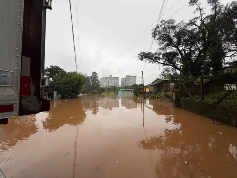 Após chuvas intensas, rios transbordam e famílias são retiradas de áreas de risco no RS