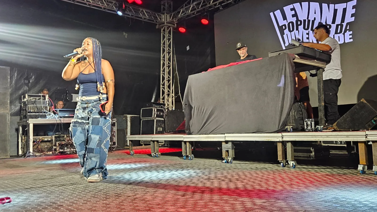 A artista Lety, durante apresentação no festival Brota, no Recife Antigo