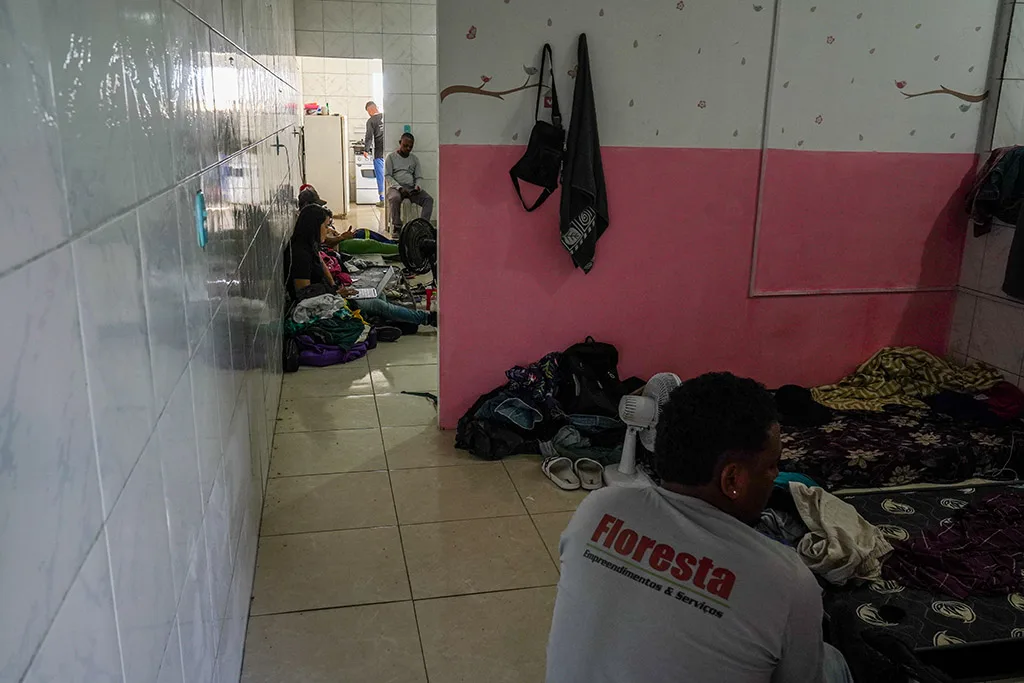 Grupo Especial de Fiscalização Móvel faz resgate no alojamento dos trabalhadores da empresa Floresta