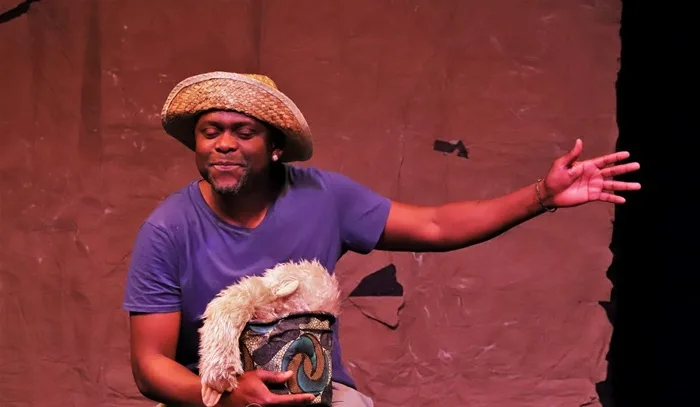 Artista moçambicano é ator, músico, performer, contador de histórias e arte-educador
