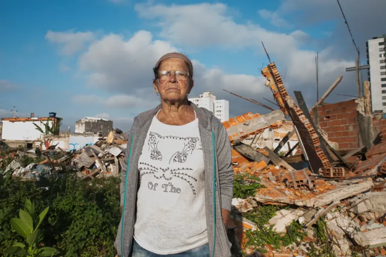 Maria de Fátima, de 67 anos, ainda aguarda a assinatura de contrato para deixar a favela do Moinho